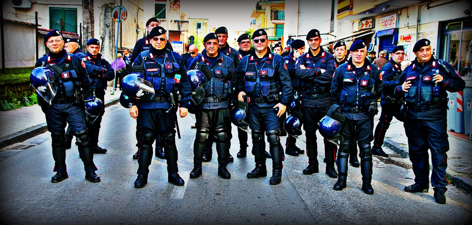 Группа милиционеров. Карабинеры в Италии. Форма карабинеров Италии. Карабинеры Испания. Военная полиция в Италии карабинеры.
