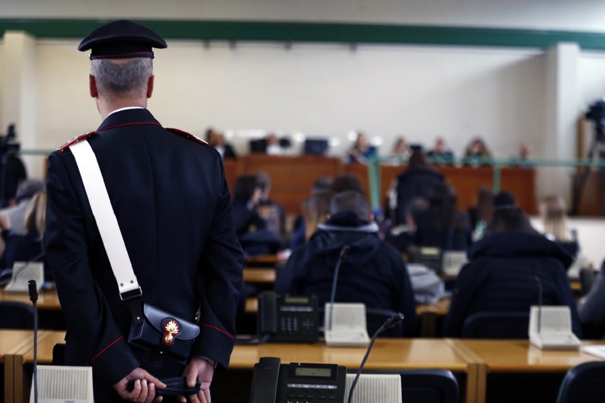 Carabinieri, maresciallo accusato di stalking a una 20enne con disabilità assolto: “Non la perseguitava, voleva aiutarla”