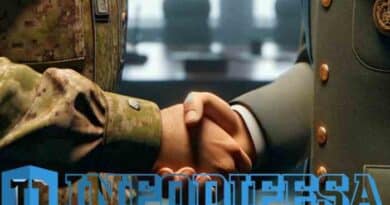 Militari italiani si stringono la mano dopo aver raggiunto un accordo di conciliazione sindacale, foto di una stretta di mano militare