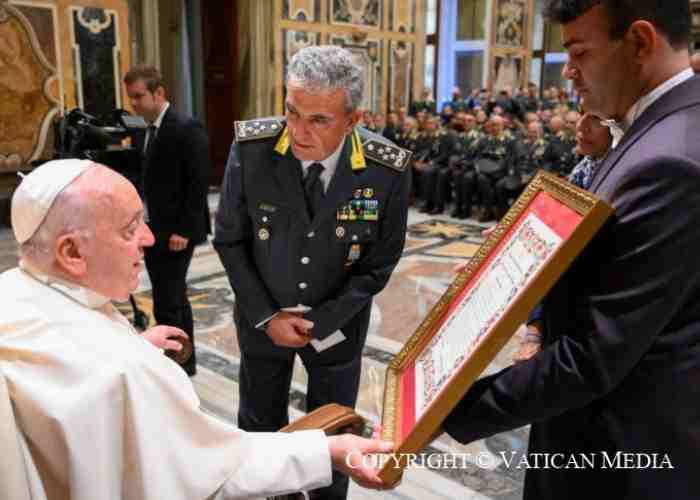 Papa Francesco nominato "Appuntato ad honorem" della Guardia di Finanza