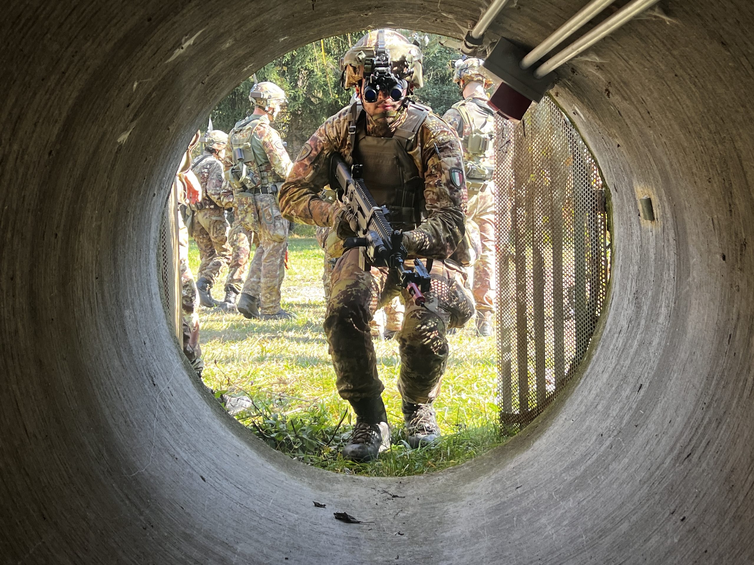 Alpini alla prova del fuoco: esercitazione tra tunnel e combattimenti urbani