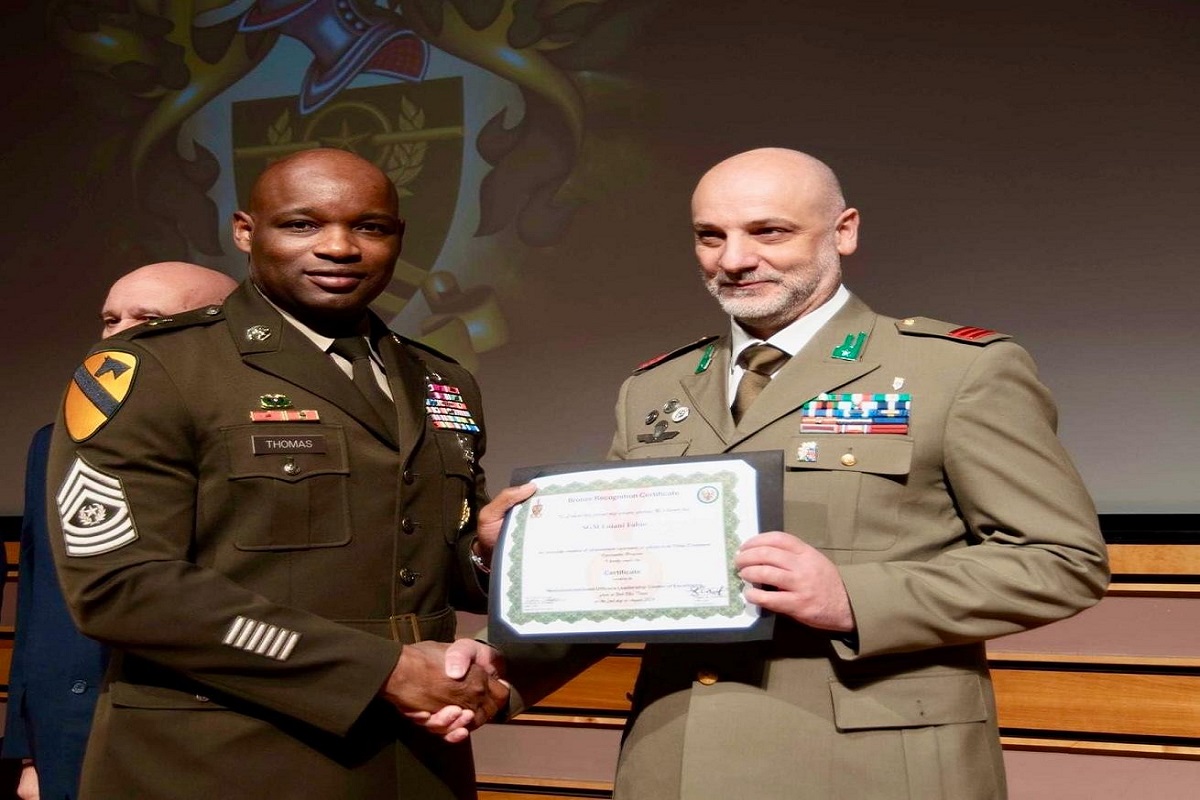 Sottufficiali italiani brillano negli USA: eccellenza accademica e sportiva premia l’Esercito