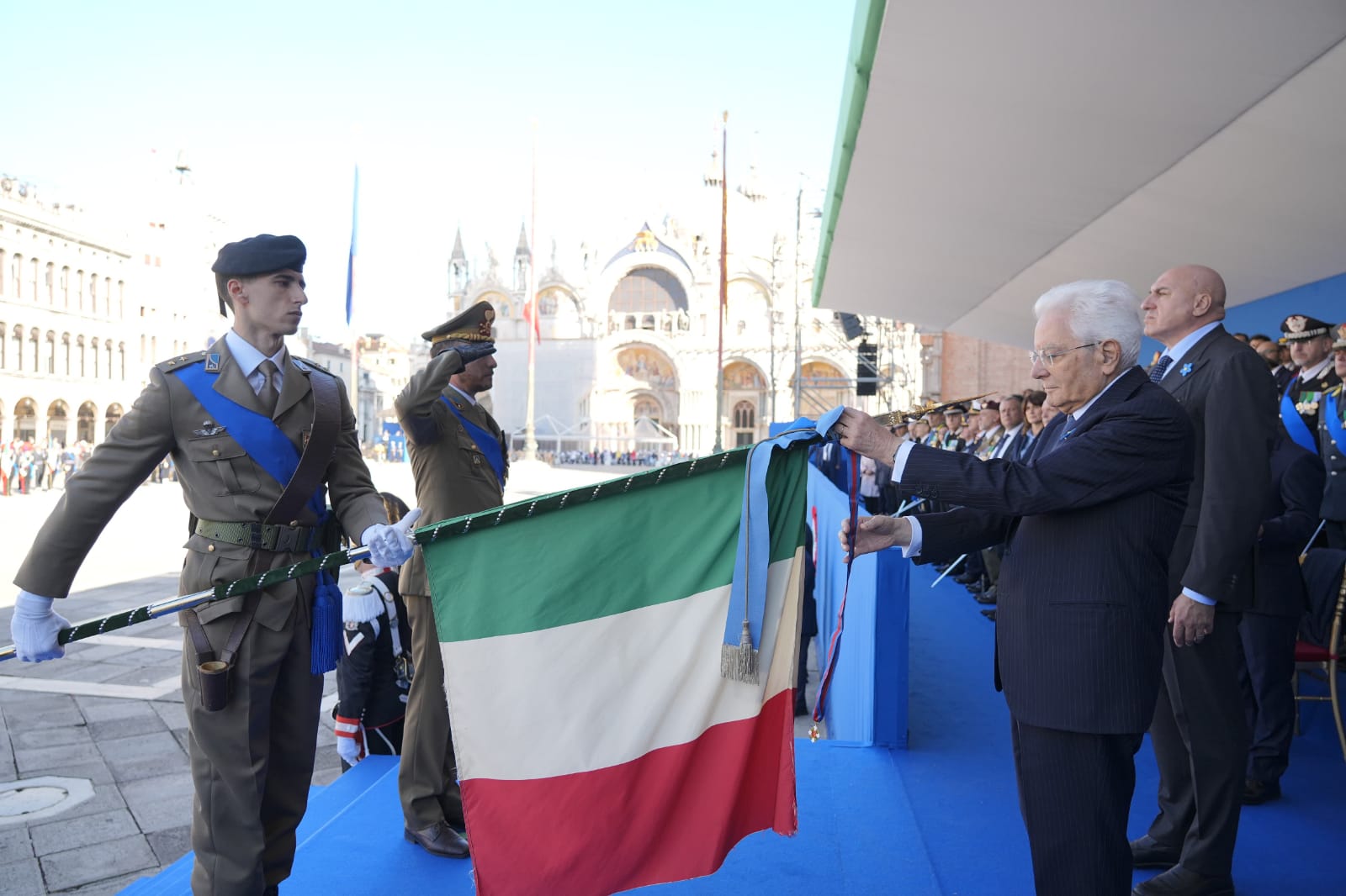 Forze Armate: Sei Bandiere di Guerra Insignite dell’Ordine Militare d’Italia