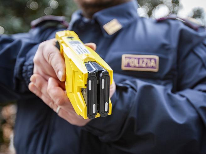 Botte in commissariato, aggressori fermati col taser. Quattro giorni di prognosi per un poliziotto