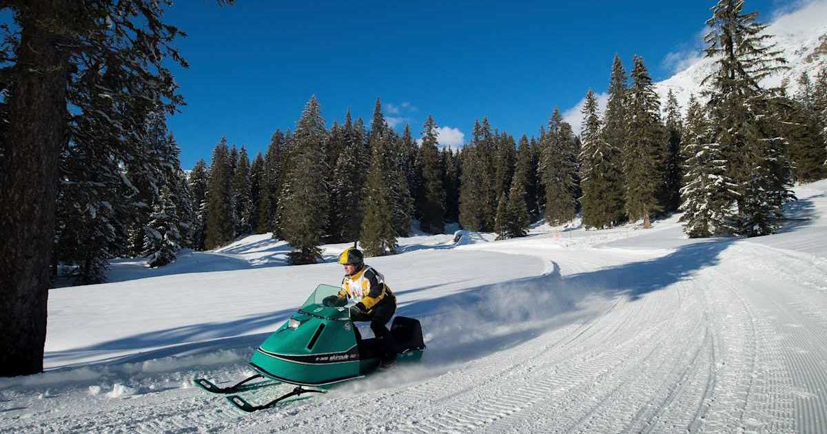 Bimbo di 7 anni sale sulla motoslitta della Polizia per una foto, il mezzo si ribalta e lo schiaccia: gravissimo