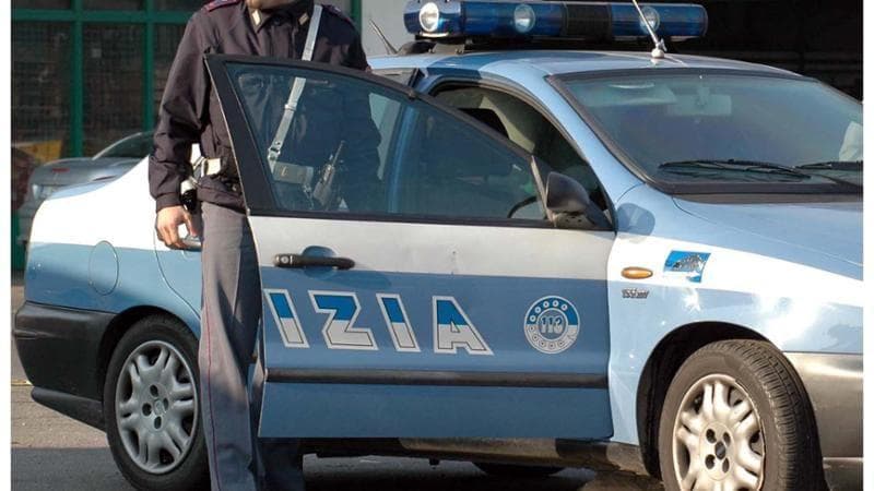 Dal diverbio al tentato omicidio: tenta di strangolare poliziotto davanti alla Questura