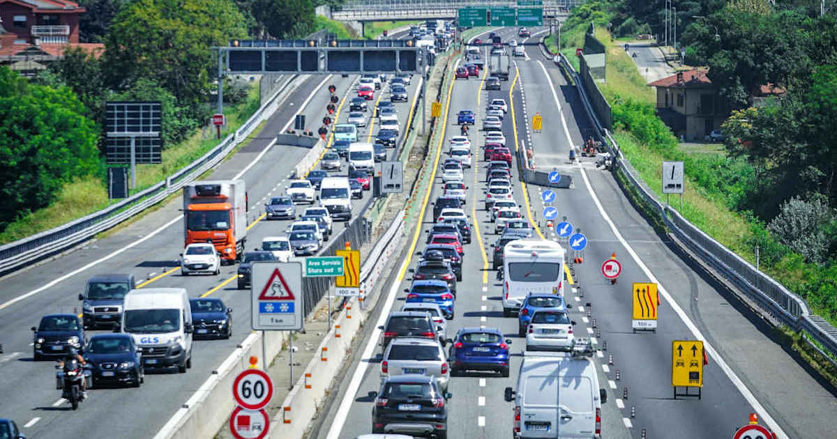 Panico in tangenziale: non gli danno precedenza, insegue l’autista per km, poi estrae la pistola e spara dall’auto