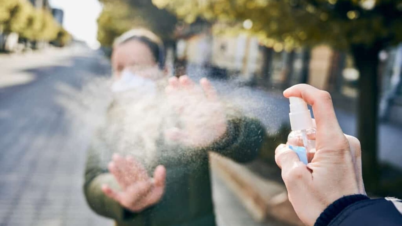 Tentano di sedare una lite tra adolescenti con lo spray urticante: nei guai un poliziotto e un allievo carabiniere