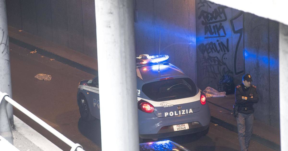 Rapinato e massacrato di botte sull'autobus, poi buttato giù e picchiato davanti alla Polizia