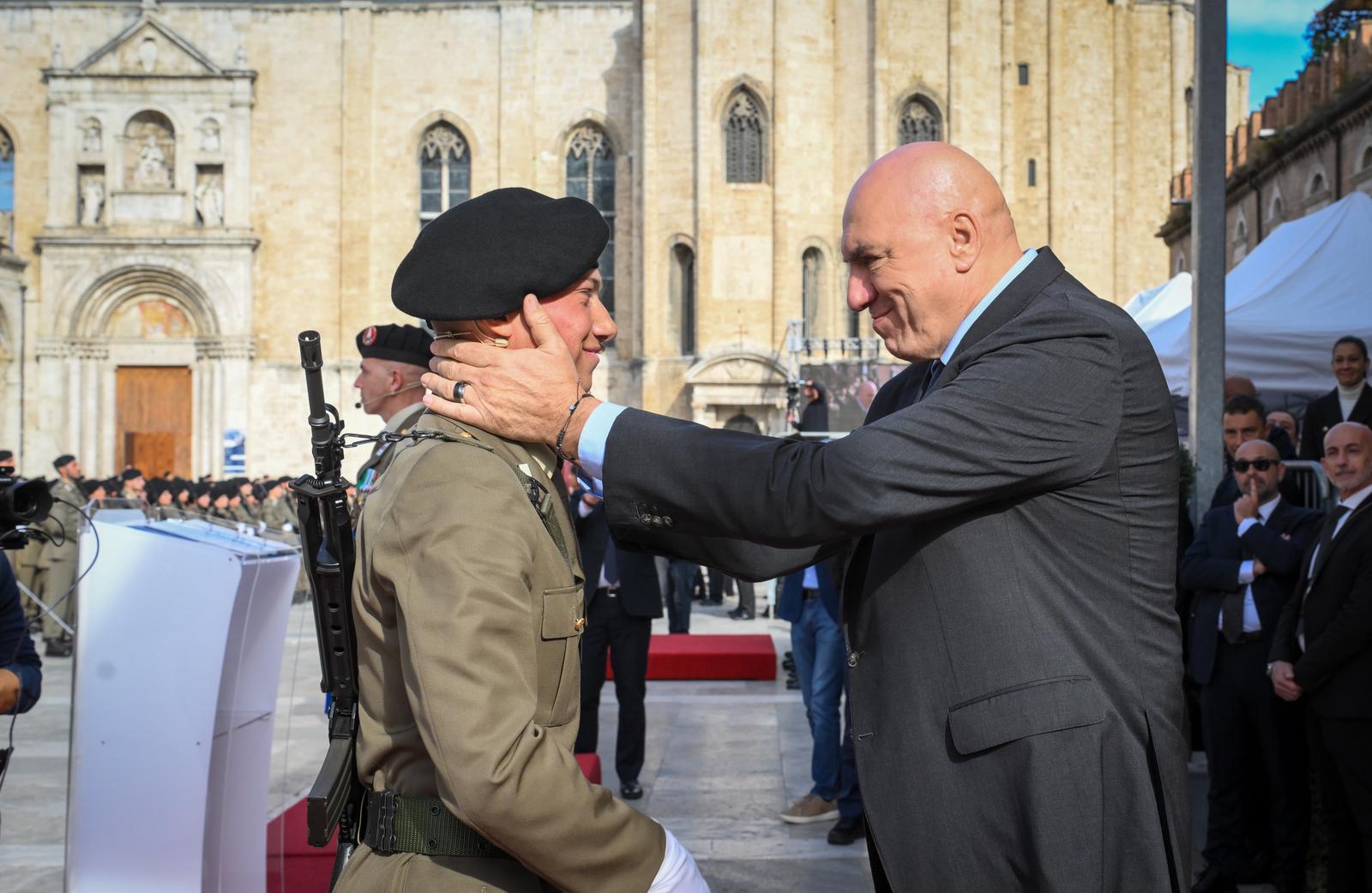 Crosetto e il gesto paterno che conquista i Volontari dell’Esercito