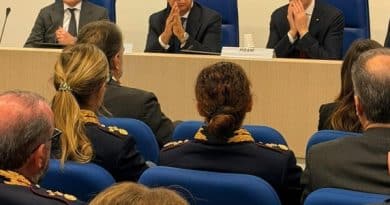 Il capo della Polizia Vittorio Pisani e il ministro dell’Interno Matteo Piantedosi in Questura a Milano: appello ai dirigenti dopo il caso Cinturrino su controlli e perquisizioni