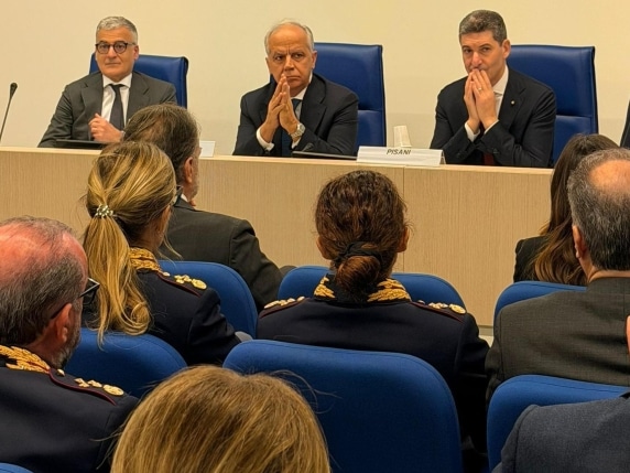 Il capo della Polizia Vittorio Pisani e il ministro dell’Interno Matteo Piantedosi in Questura a Milano: appello ai dirigenti dopo il caso Cinturrino su controlli e perquisizioni