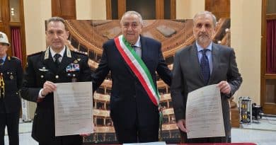 Il sindaco Roberto Lagalla consegna la cittadinanza onoraria ai generali Ignazio Gibilaro e Riccardo Galletta al Teatro Massimo di Palermo.