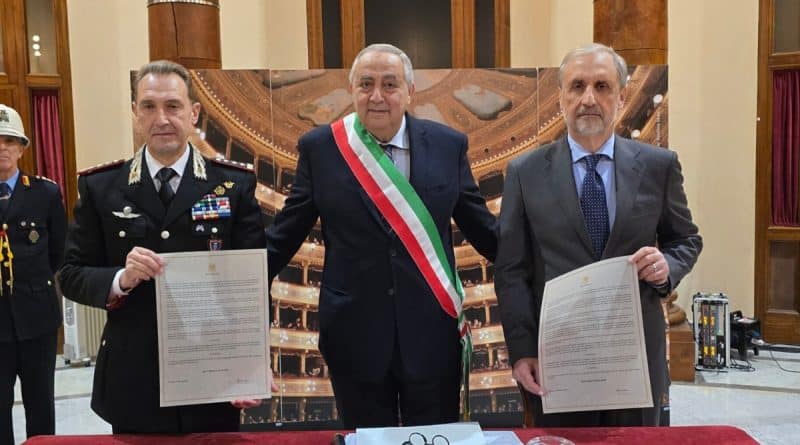 Il sindaco Roberto Lagalla consegna la cittadinanza onoraria ai generali Ignazio Gibilaro e Riccardo Galletta al Teatro Massimo di Palermo.