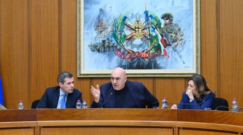 Guido Crosetto presenta allo Stato Maggiore della Difesa il nuovo modello di riorganizzazione delle Forze Armate italiane