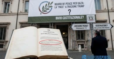 Primo piano su bandiere e tavolo diplomatico: dibattito in Italia sulla costituzionalità del Board of Peace per Gaza, Articolo 11, governance guidata da Donald Trump e status di osservatore