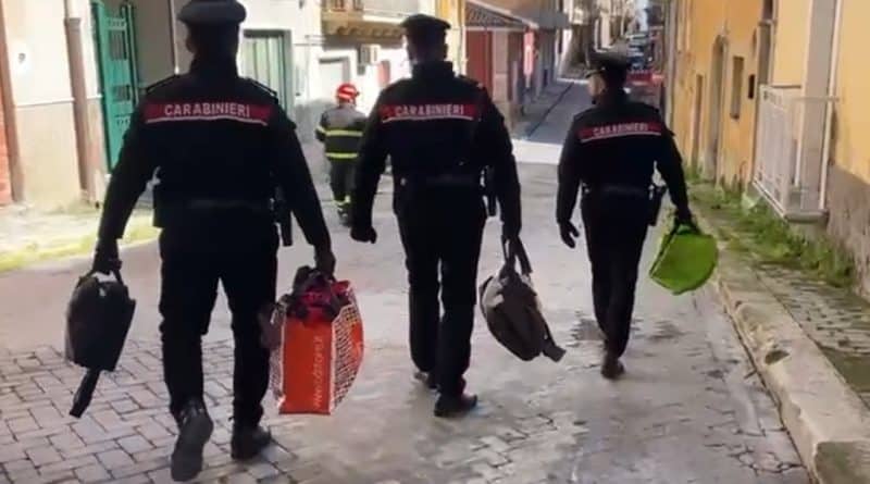 Abitazioni colpite dalla frana a Niscemi in Sicilia, scenario di emergenza con evacuazioni e interventi di sicurezza
