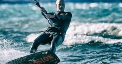 Alessandro Ognibene durante il kitesurf a Ladispoli, coinvolto dalla turbolenza di un elicottero militare Nato e scaraventato sulla spiaggia di Torre Flavia