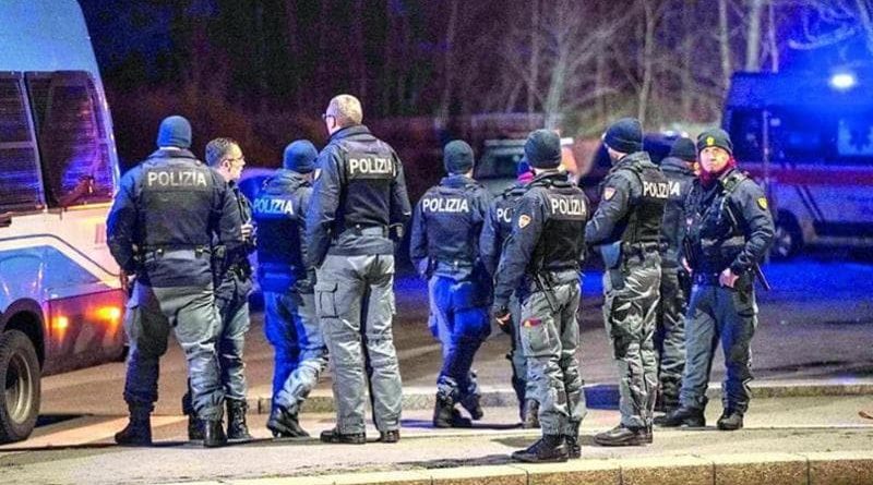 Boschetto di Rogoredo a Milano dopo la sparatoria: indagine su ritardo nei soccorsi e presunta pistola a salve collocata sulla scena