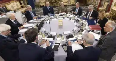 Sergio Mattarella al Quirinale mentre convoca il Consiglio supremo di difesa sulla guerra in Iran e Medio Oriente; Giorgia Meloni valuta accise mobili contro caro benzina e speculazioni su gas