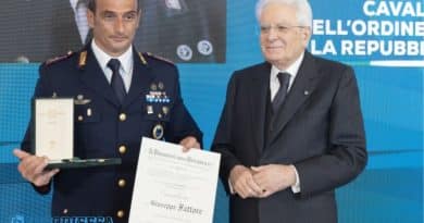 Giuseppe Fattore, assistente capo coordinatore della Polizia di Stato, riceve l’onorificenza di Cavaliere al Merito da Sergio Mattarella per il coraggio mostrato sull’A1 dopo lo schianto di un autobus