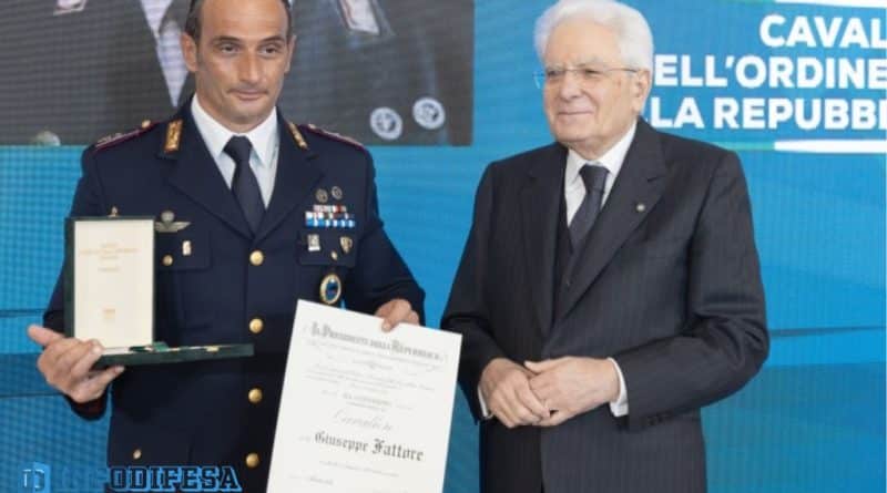 Giuseppe Fattore, assistente capo coordinatore della Polizia di Stato, riceve l’onorificenza di Cavaliere al Merito da Sergio Mattarella per il coraggio mostrato sull’A1 dopo lo schianto di un autobus
