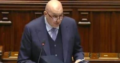 Il ministro della Difesa Guido Crosetto parla in Parlamento sulla crisi Iran: spostamento di militari da Kuwait e Qatar, unità navale pronta 24 ore e allerta difesa aerea nazionale al massimo.