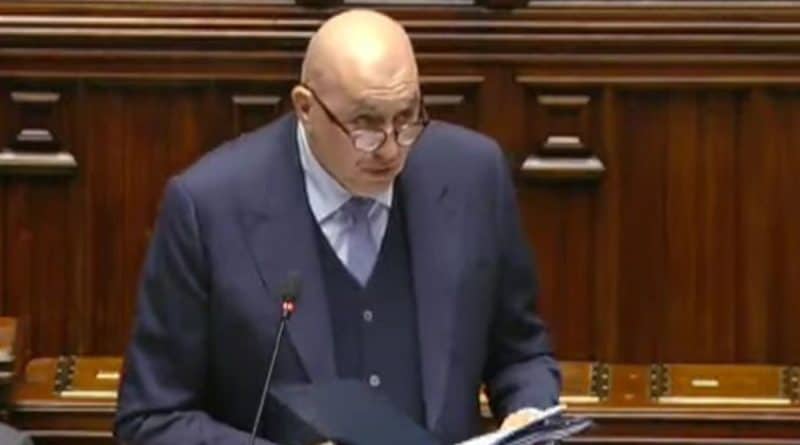 Il ministro della Difesa Guido Crosetto parla in Parlamento sulla crisi Iran: spostamento di militari da Kuwait e Qatar, unità navale pronta 24 ore e allerta difesa aerea nazionale al massimo.