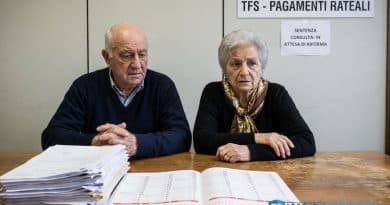 Infografica sulla sentenza della Corte Costituzionale che dichiara illegittimo il TFS a rate ma rinvia la decisione al 14 gennaio 2027.