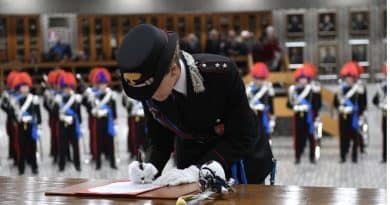 Dettaglio uniforme Ufficiale Carabinieri della Riserva Selezionata, simbolo della fine del limite dei 36 mesi di richiamo.