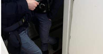 Ilaria Salis durante il caso del controllo di polizia in hotel a Roma, con polemica tra Avs e Questura su segnalazione arrivata dalla Germania