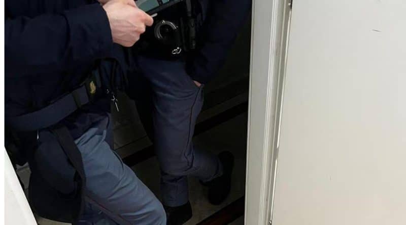 Ilaria Salis durante il caso del controllo di polizia in hotel a Roma, con polemica tra Avs e Questura su segnalazione arrivata dalla Germania