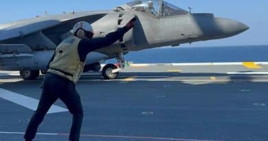 Screenshot del post virale sui presunti rifornimenti ai jet USA nei Balcani con un aereo cisterna dell’Aeronautica Militare e della smentita del ministro Guido Crosetto che parla di fake news e richiama l’esercitazione NATO Neptune Strike 26