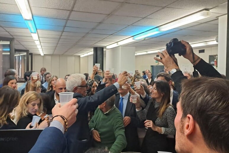 “Bella Ciao” e cori anti-Meloni: se lo avessero fatto poliziotti e militari, oggi si parlerebbe di sanzioni e trasferimenti