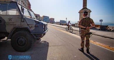 Francesco Emilio Borrelli durante il sopralluogo a Largo Sermoneta a Napoli, tra tensione, aggressione e polemica contro i militari di Strade Sicure