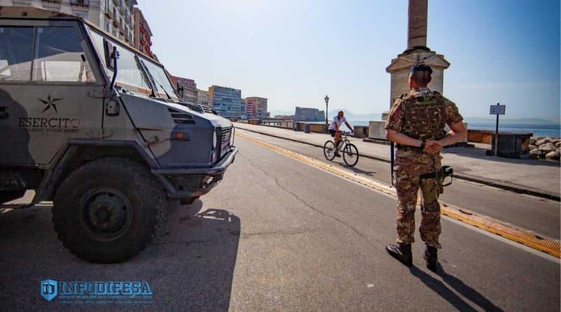 Francesco Emilio Borrelli durante il sopralluogo a Largo Sermoneta a Napoli, tra tensione, aggressione e polemica contro i militari di Strade Sicure