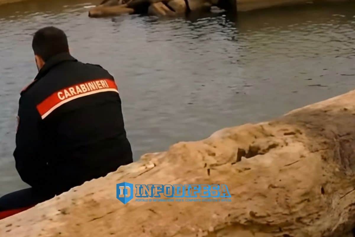 “Se cadi tu, cado anch’io con te”: Carabiniere salva un uomo ammanettandosi al suo polso sulla scogliera