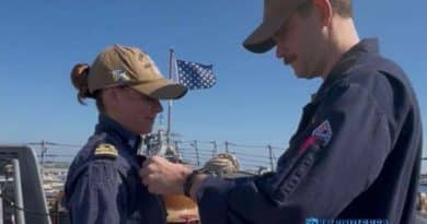 Il sottotenente di vascello Chiara Roscia della Marina Militare durante la cerimonia di conferimento della Surface Warfare Officer Pin a bordo della USS Mason DDG87 della United States Navy