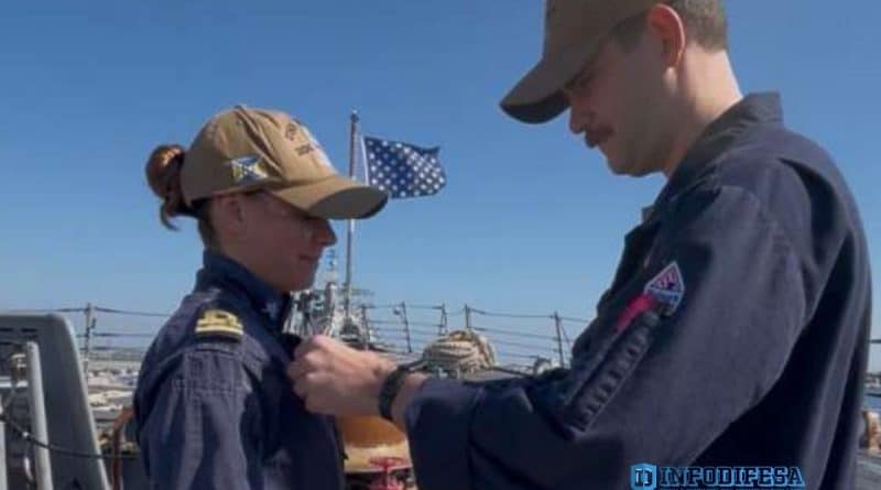 Il sottotenente di vascello Chiara Roscia della Marina Militare durante la cerimonia di conferimento della Surface Warfare Officer Pin a bordo della USS Mason DDG87 della United States Navy