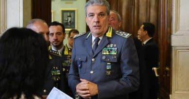Andrea De Gennaro resta comandante generale della Guardia di Finanza fino al 31 dicembre 2026 dopo la proroga di sei mesi decisa dal governo con un emendamento al decreto Sicurezza