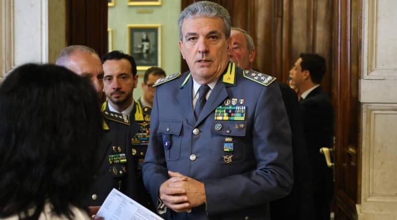 Andrea De Gennaro resta comandante generale della Guardia di Finanza fino al 31 dicembre 2026 dopo la proroga di sei mesi decisa dal governo con un emendamento al decreto Sicurezza