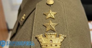 Tenente Colonnello dell’Esercito in uniforme, simbolo della dirigenza militare intermedia tra alte responsabilità, carriera bloccata e minori benefici economici