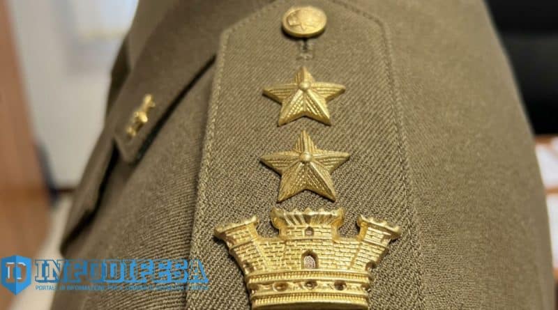 Tenente Colonnello dell’Esercito in uniforme, simbolo della dirigenza militare intermedia tra alte responsabilità, carriera bloccata e minori benefici economici