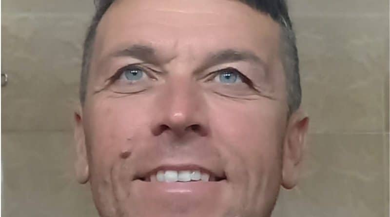 Muore davanti al figlio dopo l’aggressione del branco a Massa