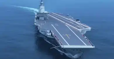 La portaerei cinese Type 004 in costruzione a Dalian, con struttura attribuita al contenimento del reattore nucleare e configurazione da super portaerei con quattro catapulte