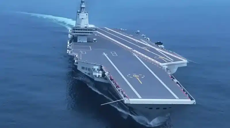 La portaerei cinese Type 004 in costruzione a Dalian, con struttura attribuita al contenimento del reattore nucleare e configurazione da super portaerei con quattro catapulte