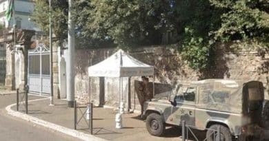 Militare dell’Esercito investito da uno scooter in via Nomentana a Roma davanti all’ambasciata dell’Iran, soccorsi del 118 sul posto