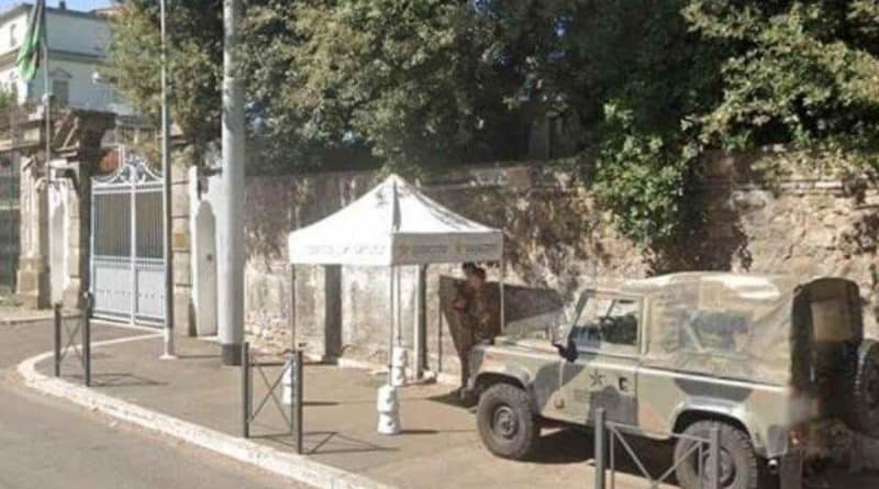 Militare dell’Esercito investito da uno scooter in via Nomentana a Roma davanti all’ambasciata dell’Iran, soccorsi del 118 sul posto