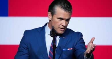 Pete Hegseth durante una funzione religiosa al Pentagono mentre legge una preghiera militare ispirata a Pulp Fiction, scatenando polemiche e ironie