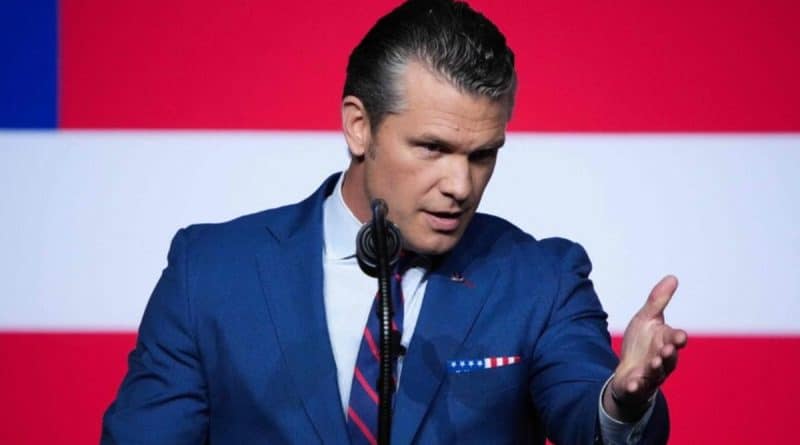 Pete Hegseth durante una funzione religiosa al Pentagono mentre legge una preghiera militare ispirata a Pulp Fiction, scatenando polemiche e ironie